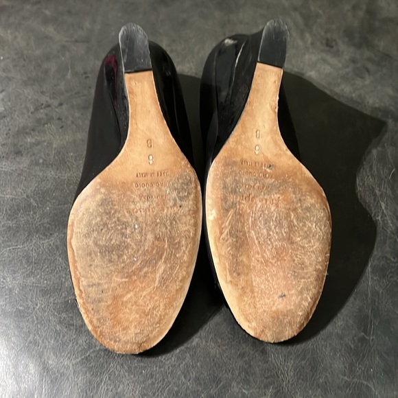 Kate Spade Black Patent Leather Wedge Heels Womens Gold Metal Bow Detail 6B - Picture 7 of 10